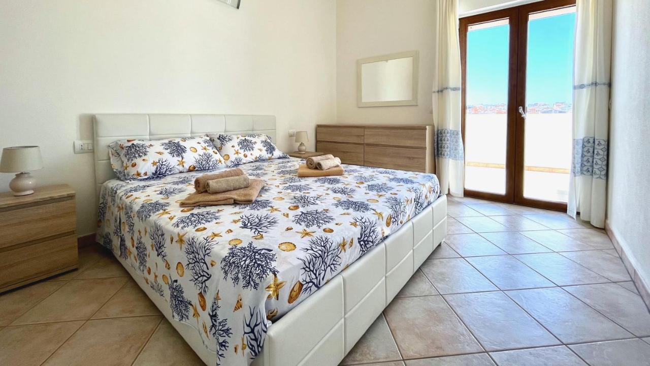 Attici Con Terrazzo Vista Mare Apartment Calasetta Luaran gambar