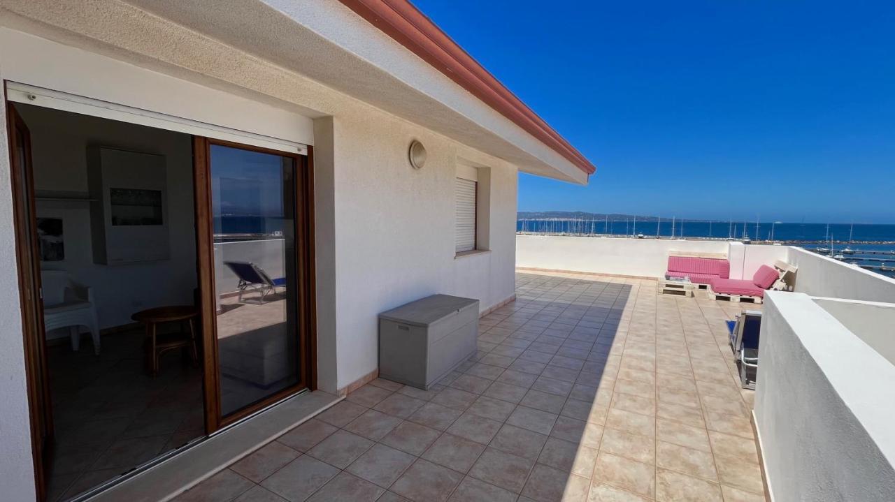 Attici Con Terrazzo Vista Mare Apartment Calasetta Luaran gambar