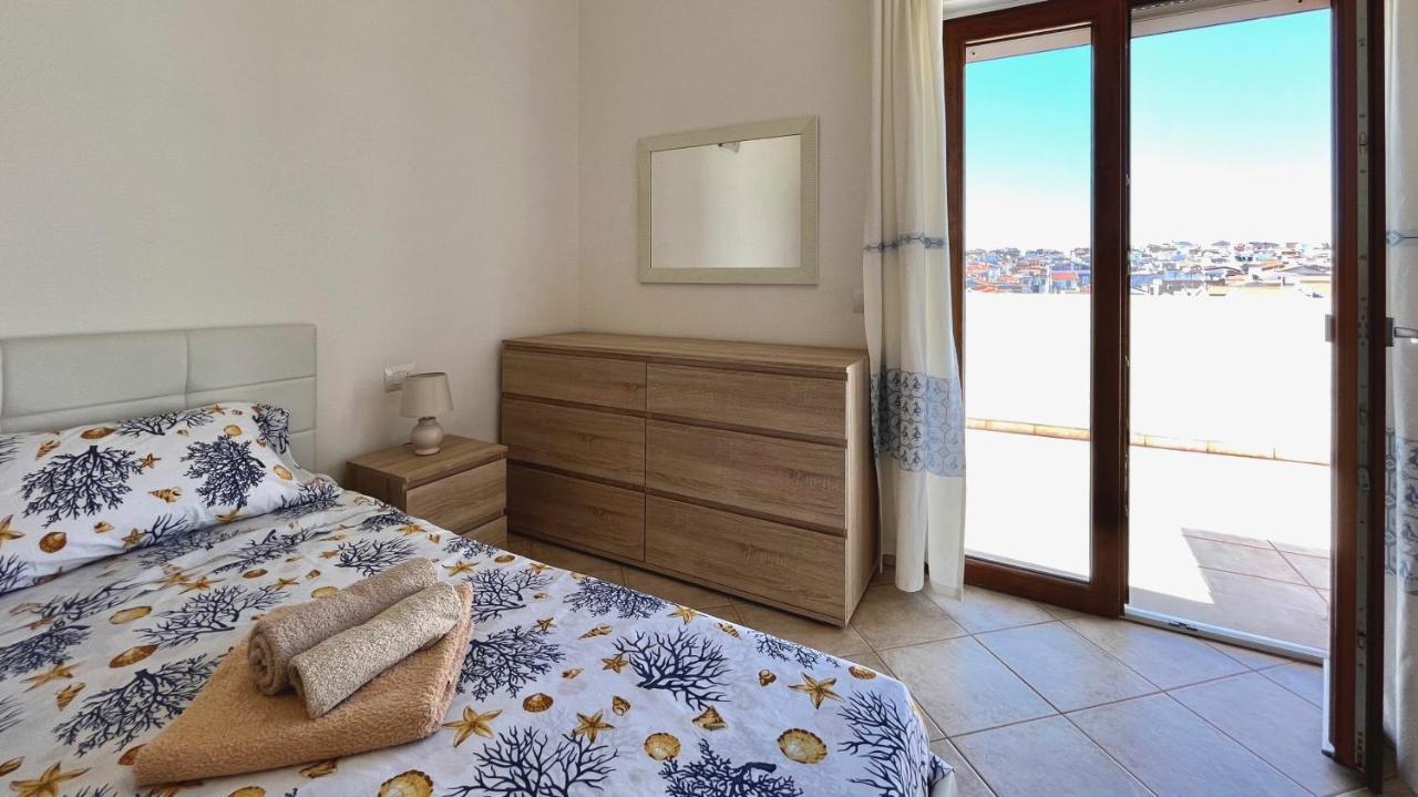 Attici Con Terrazzo Vista Mare Apartment Calasetta Luaran gambar